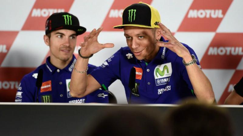 Valentino Rossi dan Maverick Vinales dalam konferensi pers di Sirkuit Termas de Rio Hondo, Kamis (06/04/17). Copyright: Twitter/Crash.net MotoGP