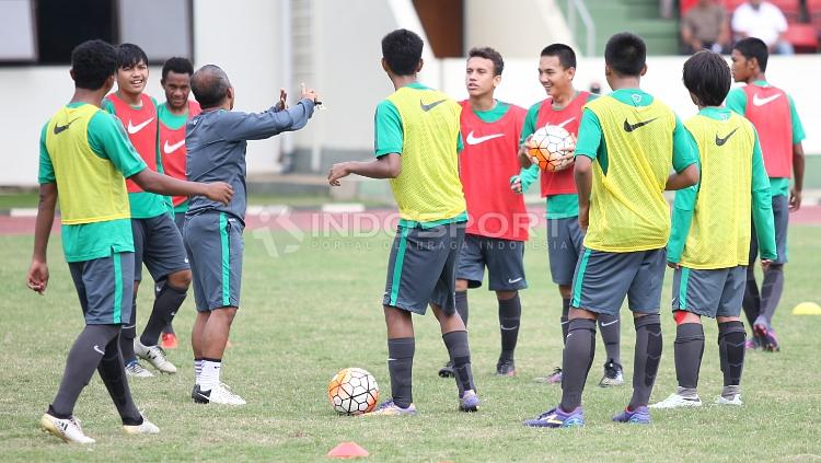 Sejumlah pemain mengikuti seleksi Timnas Indonesia U-19 di Lapangan Soetrisna, Cijantung, Jumat (07/04/17).