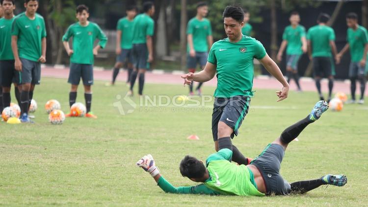 Sejumlah pemain mengikuti seleksi Timnas Indonesia U-19 di Lapangan Soetrisna, Cijantung, Jumat (07/04/17).