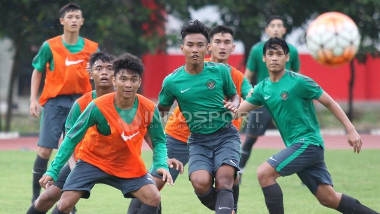 Sejumlah pemain mengikuti seleksi Timnas Indonesia U-19 di Lapangan Soetrisna, Cijantung, Jumat (07/04/17). - INDOSPORT