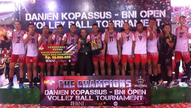 Tim bola voli putri Mabes AU dan tim putra PBVAD menjuarai kejuaraan Danjen Kopassus-BNI Open Volleyball 2017. Copyright: Istimewa