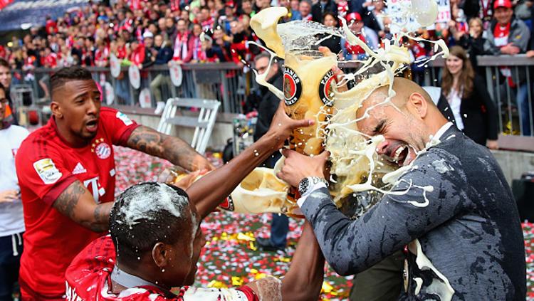 Pep Guardiola berhasil memberikan gelar Bundesliga kepada Bayern Munchen. Copyright: Alexander Hassenstein/Bongarts/Getty Images