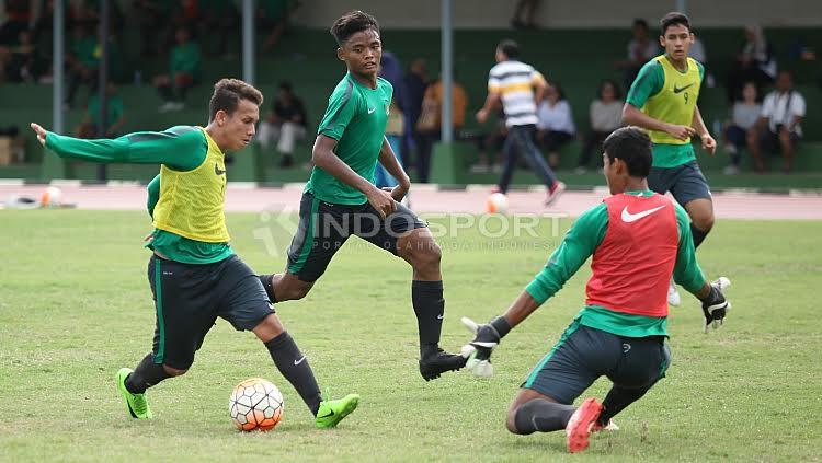 Pemain Timnas U-19, Egy Maulana Vikri (rompi kuning) saat mencoba mengelabui penjaga gawang di internal game. Copyright: Herry Ibrahim/Indosport