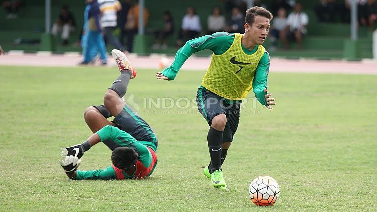Pemain Timnas U-19, Egy Maulana Vikri (kanan) berhasil melewati hadangan kiper pada internal game. Copyright: Herry Ibrahim/Indosport