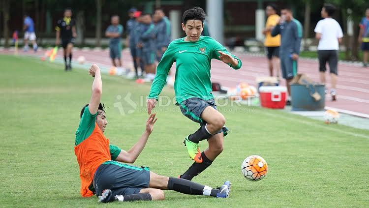 Duel Brown bersaudara, Jack Brown (kanan) dan George Brown pada internal game Timnas U-19.