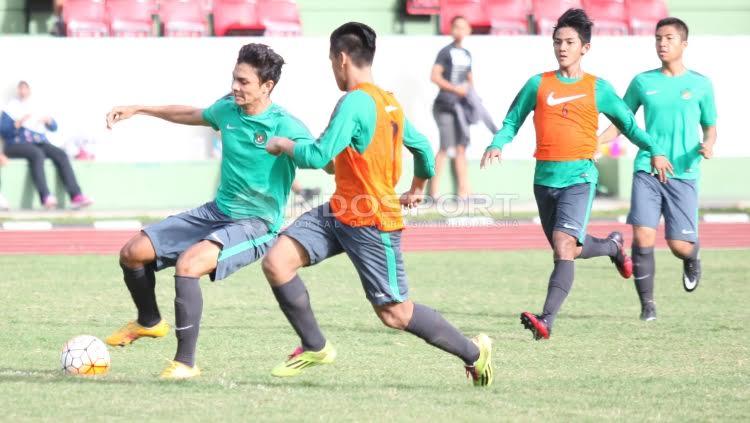 Sejumlah pemain Timnas U-19 melakukan internal game di Lapangan Sutresna, Cijantung. Copyright: Herry Ibrahim/Indosport
