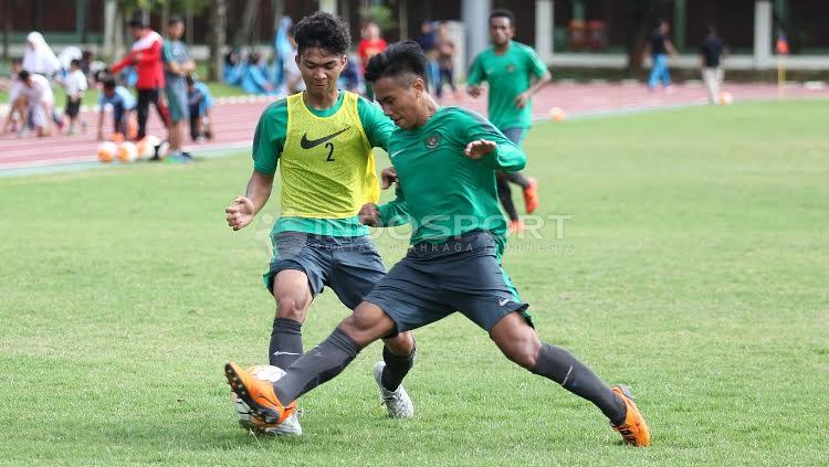 Nickolas Yohanes Pambudi (kiri) berduel dengaj rekannya pada internal game Timnas U-19. Copyright: Herry Ibrahim/Indosport