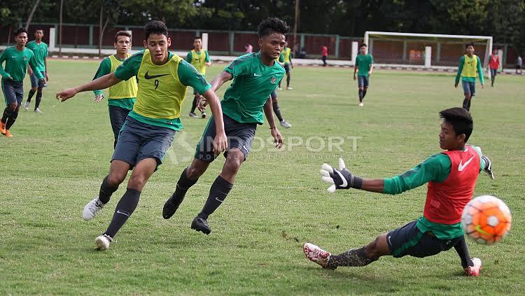 Sejumlah pemain Timnas U-19 melakukan internal game di Lapangan Sutresna, Cijantung. Copyright: Herry Ibrahim/Indosport