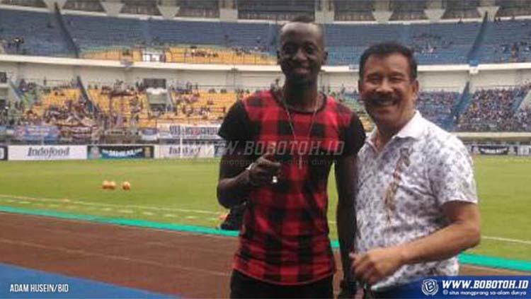 Makan Konate ikut hadir menyaksikan laga uji coba Persib Bandung melawan Bali United. Copyright: Adam Husein/Bobotoh.id