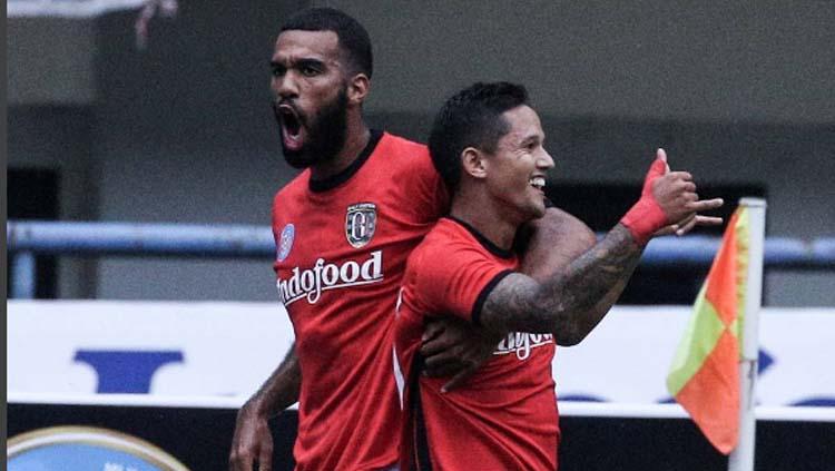 Selebrasi Irfan Bachdim dan Sylvano Comvalius usai mencetak gol perdana melawan Persib Bandung. Copyright: Instagram @baliunitedfc