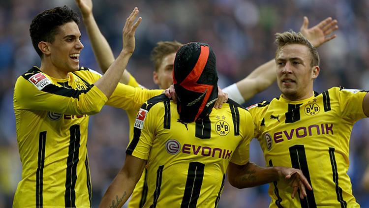 Skuat Dortmund rayakan keberhasilan Aubameyang mencetak gol. Copyright: Lars Baron/Bongarts/Getty Images