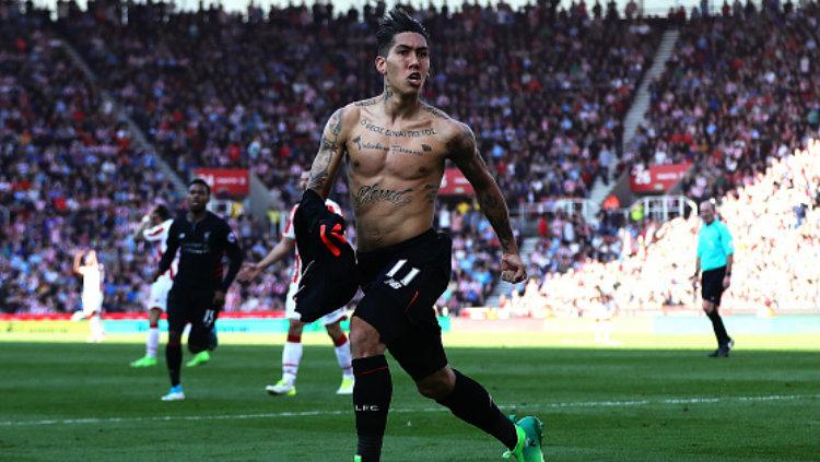 Roberto Firmino berselebrasi ketika mencetak gol voli indah ke gawang Stoke City. Copyright: Chris Brunskill Ltd/Getty Images