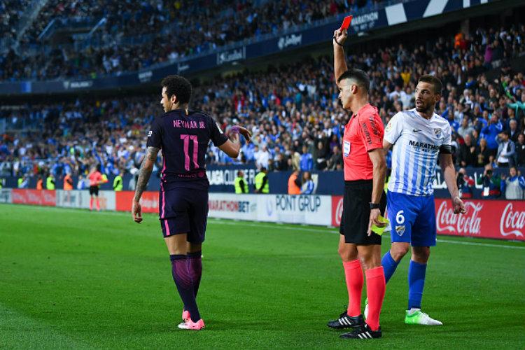 Neymar dikartu merah ketika melawan Malaga. Copyright: David Ramos/Getty Images