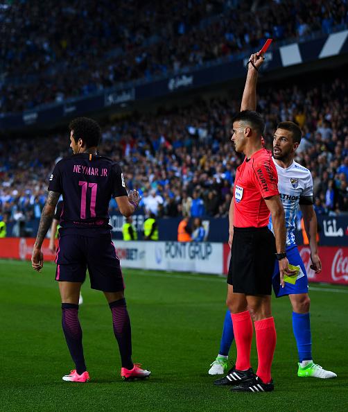 Penyerang Barcelona, Neymar Jr saat menerima kartu merah melawan Malaga dalam pertandingan La Liga Spanyol 2016/17 pekan ke-31, (09/04/17). Copyright: David Ramos/Getty Images