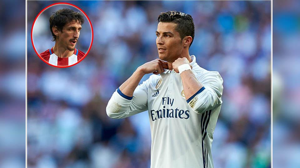 Cristiano%20Ronaldo%20%28kanan%2FReal%20Madrid%29%20dan%20Stefan%20Savic%20%28Atletico%20Madrid%29.