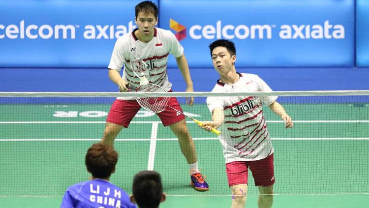 Pasangan%20ganda%20putra%20Indonesia%2C%20Marcus%20Fernaldi%20Gideon%2FKevin%20Sanjaya%20Sukamuljo%20tampak%20mengembalikan%20smash%20kepada%20pasangan%20China.