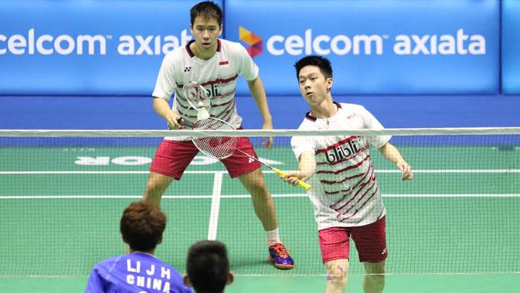 Pasangan ganda putra Indonesia, Marcus Fernaldi Gideon/Kevin Sanjaya Sukamuljo tampak mengembalikan smash kepada pasangan China. Copyright: HUMAS PBSI