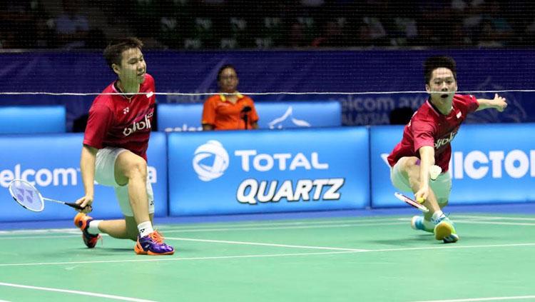 Marcus%20Fernaldi%20Gideon%2FKevin%20Sanjaya%20Sukamuljo%20berusaha%20mengembalikan%20smash%20kepada%20pasangan%20China.
