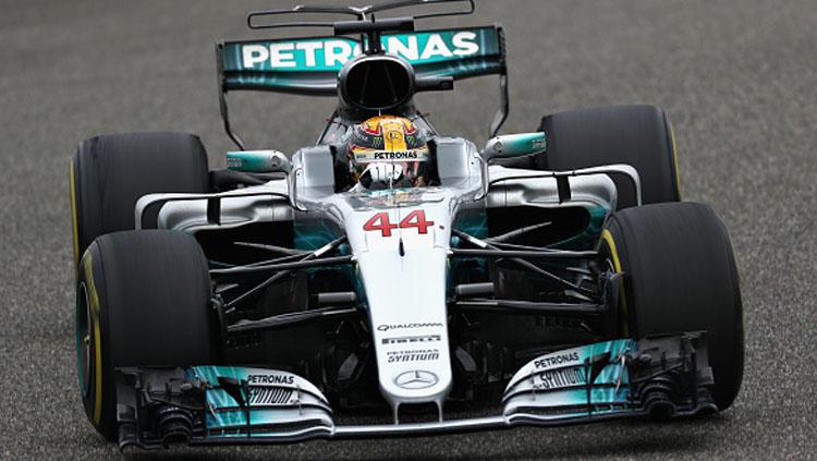 Lewsi Hamilton meraih finish pertama di Sirkuit Internasional Shanghai, China. Copyright: Lars Baron/Getty Images