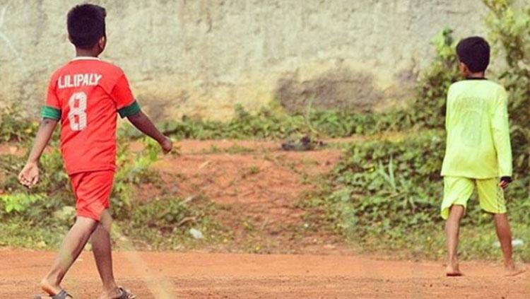 Fans Cilik dengan Jersey Stefano Lilipaly. - INDOSPORT