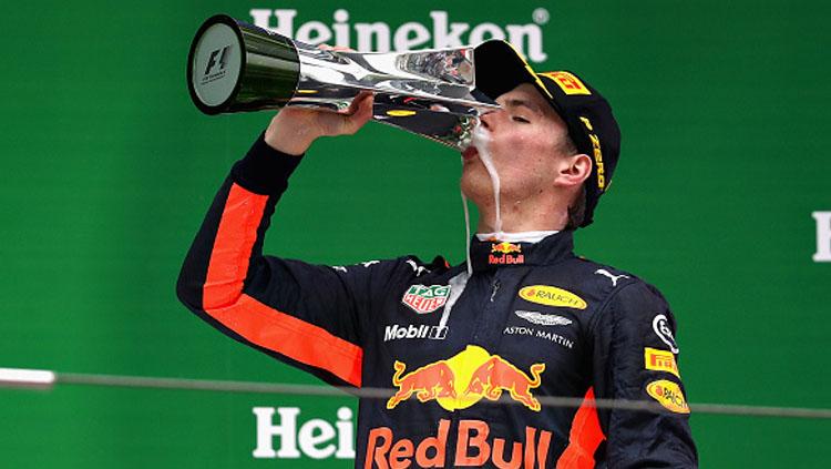 Max Verstappen selebrasi setelah berhasil finish diurutan ketiga. Copyright: Mark Thompson/Getty Images