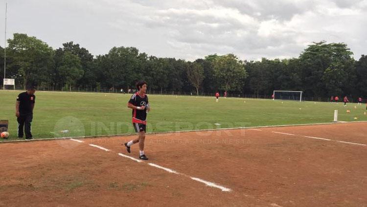 Mantan gelandang Persija Jakarta, Hong Soon-Hak seleksi di PS TNI. Copyright: Muhammad Adiyaksa/INDOSPORT