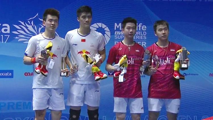 Marcus Fernaldi Gideon/Kevin Sanjaya Sukamuljo (kanan) juara ganda putra Malaysia Super Series Premier 2017 Haifeng/Siwei sebagai runner up. Copyright: BADMINTON INDONESIA‏