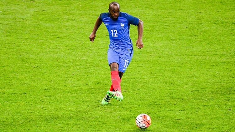 Lassana Diarra tengah mengeksekusi bola pada laga persahabatan melawan Rusia. Copyright: Dave Winter/Icon Sport via Getty Images