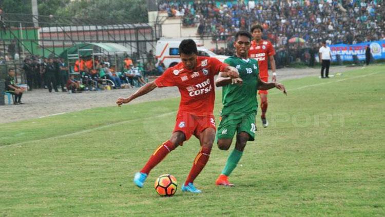 Pemain Arema FC mendapat kawalan ketat dari pemain PSMS Medan. - INDOSPORT