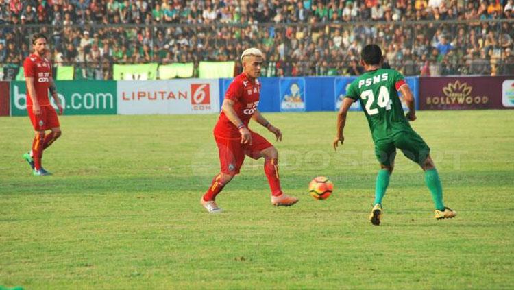 Cristian Gonzales tengah mengontrol bola pada laga melawan PSMS Medan. Copyright: Kesuma Ramadhan/INDOSPORT