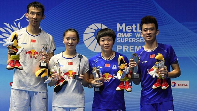 Peraih medali emas Chen Qingchen dan Zheng Siwei (kanan) dari China berpose dengan runner up Huang Yaqiong dan Lu Kai (kiri) di podium saat upacara penghargaan ganda campuran di Malaysia Open Super Series Premier 2017.