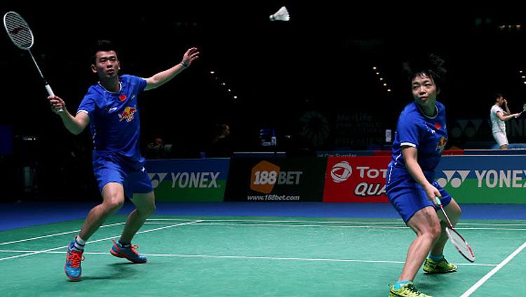 Zheng Siwei (kiri) dan Chen Qingchen dalam aksi selama putaran final Ganda Campuran Malaysia Open Super Series Premier 2017. Copyright: Simon Cooper/PA Images via Getty Images