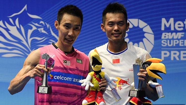 Juara Malaysia Open Super Series Premier 2017, Lin Dan dari China (kanan) berpose dengan Lee Chong Wei di podium saat upacara penghargaan.