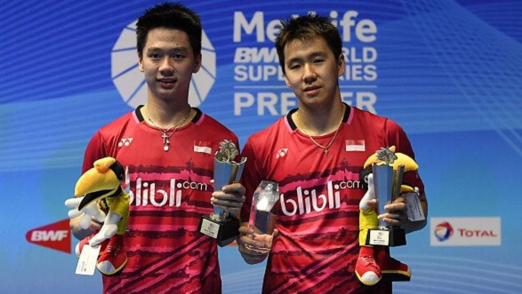 Marcus Fernaldi Gideon dan Kevin Sanjaya Sukamuljo pose setelah juara Malaysia Open Super Series Premier 2017. - INDOSPORT