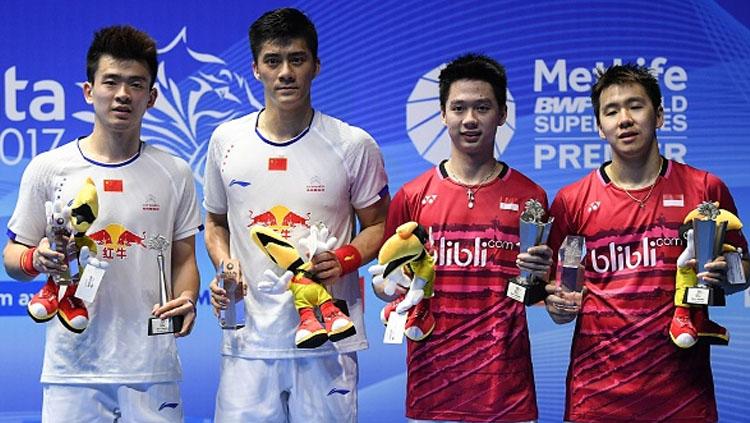 Marcus Fernaldi Gideon dan Kevin Sanjaya Sukamuljo (kanan) pose bersama Fu Haifeng dan Zheng Siwei sebagai juara runner up.