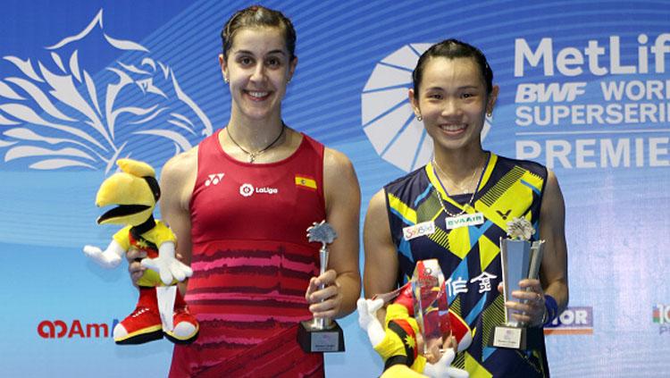 Tai Tzu Ying (kanan) sebagai juara tunggal putri Malaysia Open Super Series Premier 2017 berpose dengan dan Carolina Marin.