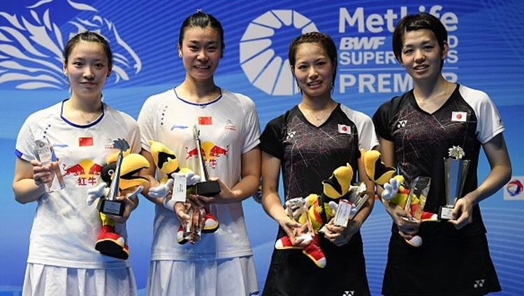 Yuki Fukushima dan Sayaka Hirota (kanan) dari Jepang berpose dengan juara runner-up Huang Yaqiong dan Tang Jinhua.