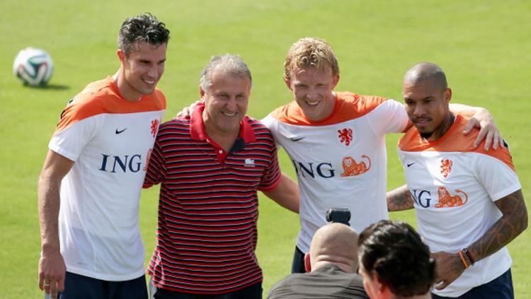 Zico%20berpose%20dengan%20pemain%20Belanda%20beberapa%20tahun%20silam.