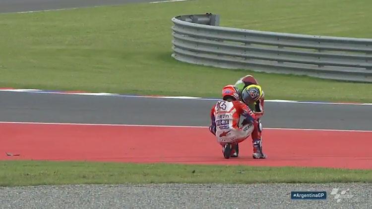 Aleix Espargaro memeluk Andrea Dovizioso di pinggir lintasan usai insiden. - INDOSPORT