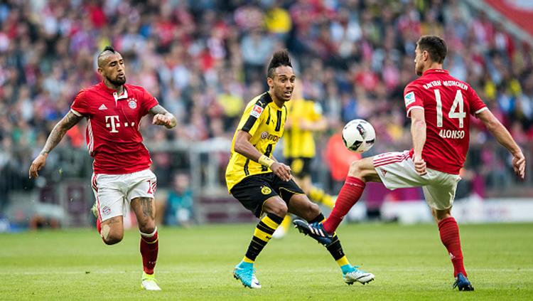 Aubameyang mencoba melepaskan diri dari hadangan pemain Munchen.