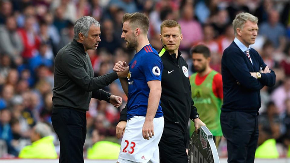 Pelatih dan bek kiri Man United, Jose Mourinho (kiri) dan Luke Shaw. Copyright: Stu Forster/Getty Images