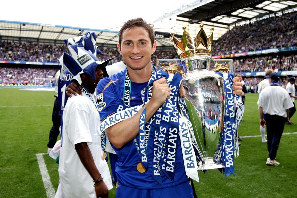 Frank Lampard saat mempersembahkan gelar Liga Primer Inggris untuk Chelsea di musim 2005/06. Copyright: Amazonaws.