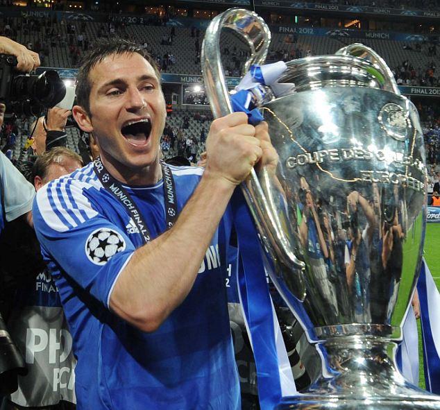 Frank Lampard saat mempersembahkan gelar Liga Champions untuk Chelsea di musim 2011/12. Copyright: Buzz