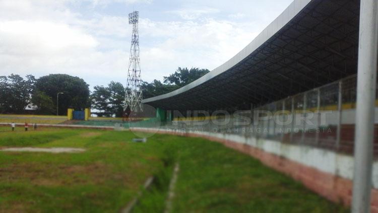 Kondisi tribun Stadion Maulana Yusuf.