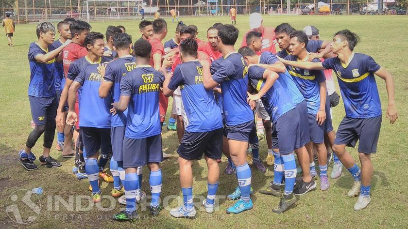 Latihan Persiba Balikpapan di lapangan luar Stadion Gajayana Malang. Copyright: Ian Setiawan/Indosport
