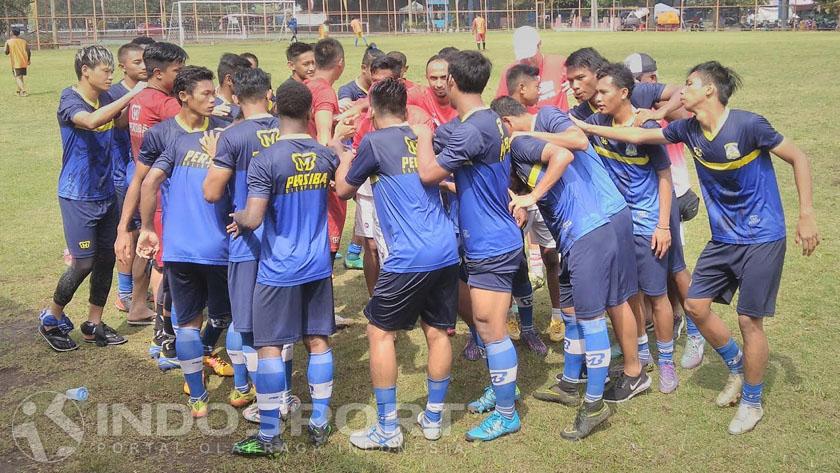 Latihan Persiba Balikpapan di lapangan luar Stadion Gajayana Malang. Copyright: Ian Setiawan/Indosport