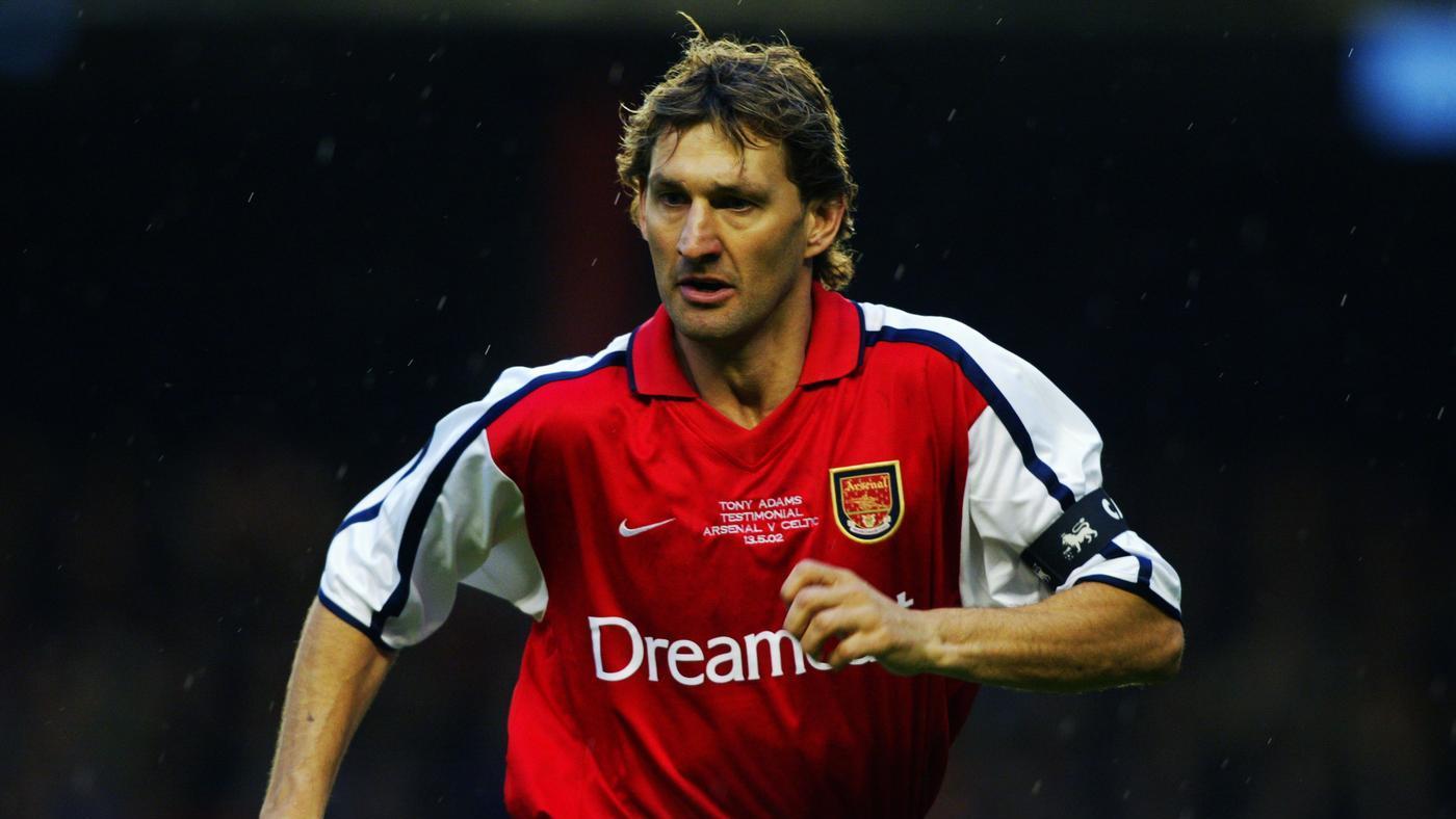 Legenda Arsenal, Tony Adams Pernah Bersikap Konyol Saat Bertemu Presenter Seksi Arsenal TV.