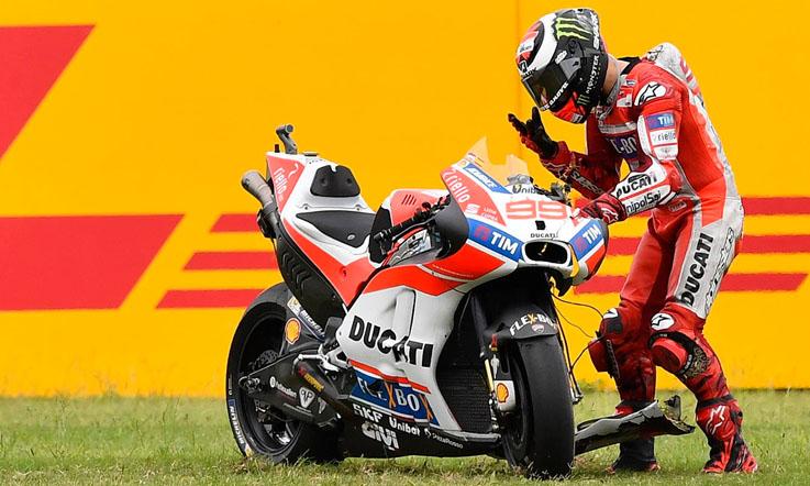 Pembalap Ducati, Jorge Lorenzo terjatuh saat membalap di MotoGP Argentina. Copyright: Twitter/Jorge Lorenzo