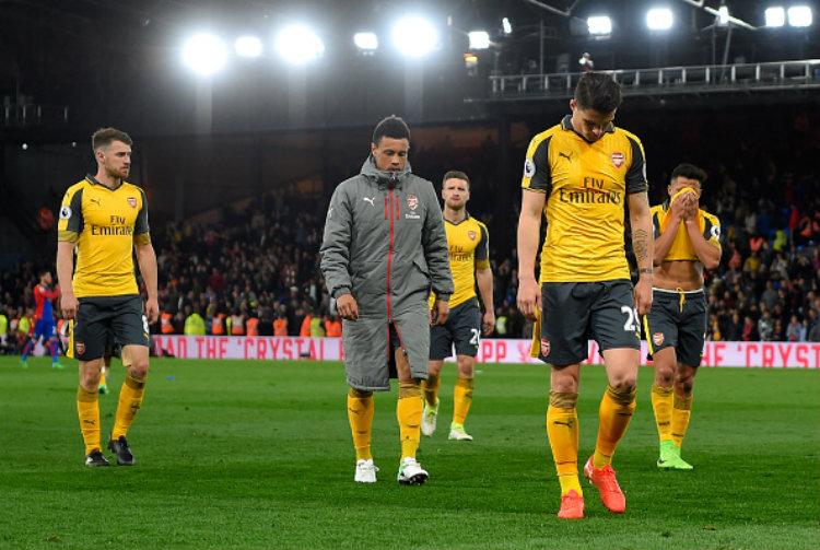 Para pemain Arsenal tertunduk lesu setelah dikalahkan Crystal Palace dengan skor 0-3. Copyright: Mike Hewitt/Getty Images