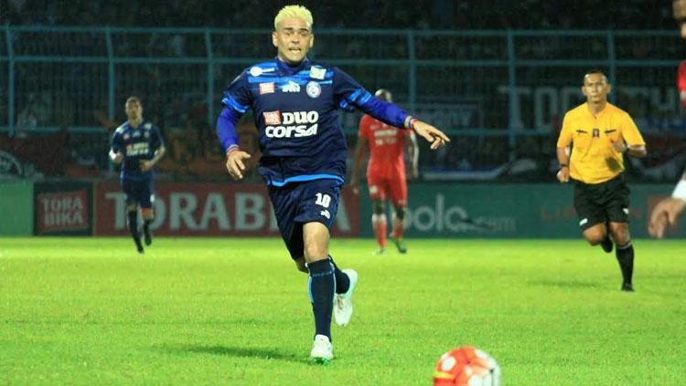 Cristian Gonzales saat di pertandingan Torabika Soccer Championship. Copyright: indonesiansc
